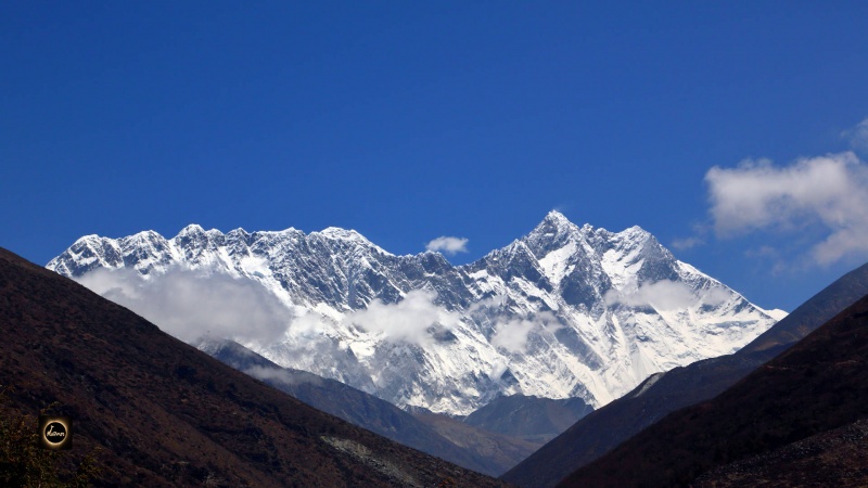 Panoramic view of Mount Everest and other peaks